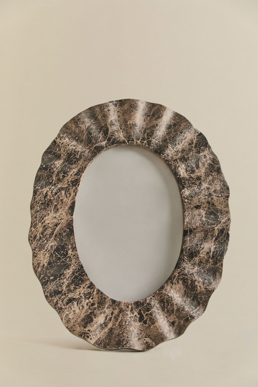 Irregular resin photo frame Aiseko, gallery image 2