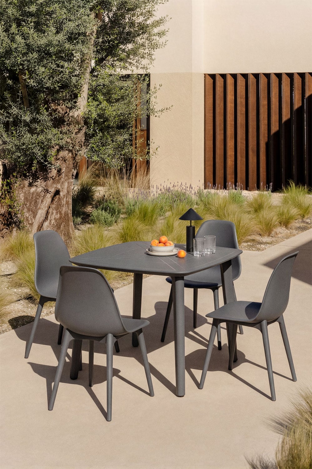 Square table set 85x85 cm and 4 garden chairs in polypropylene Scand, gallery image 1