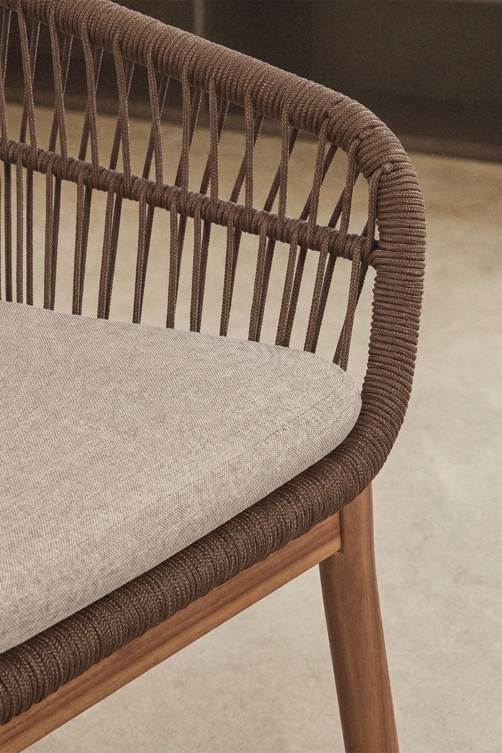 Pack of 2 dining chairs with armrests in acacia wood and braided rope Karvia, gallery image 2