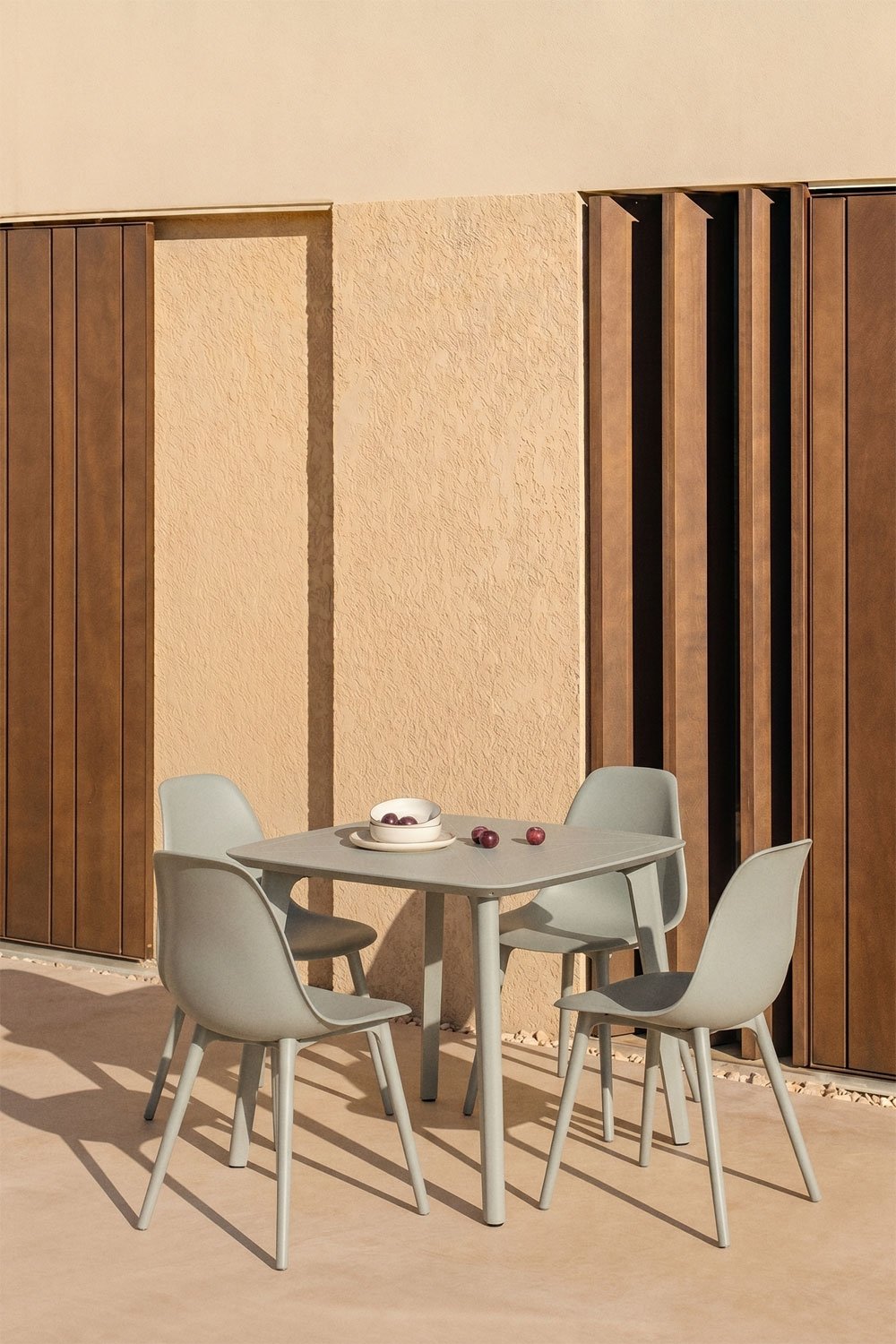 Square garden table 85x85 cm in Scand polypropylene, gallery image 1