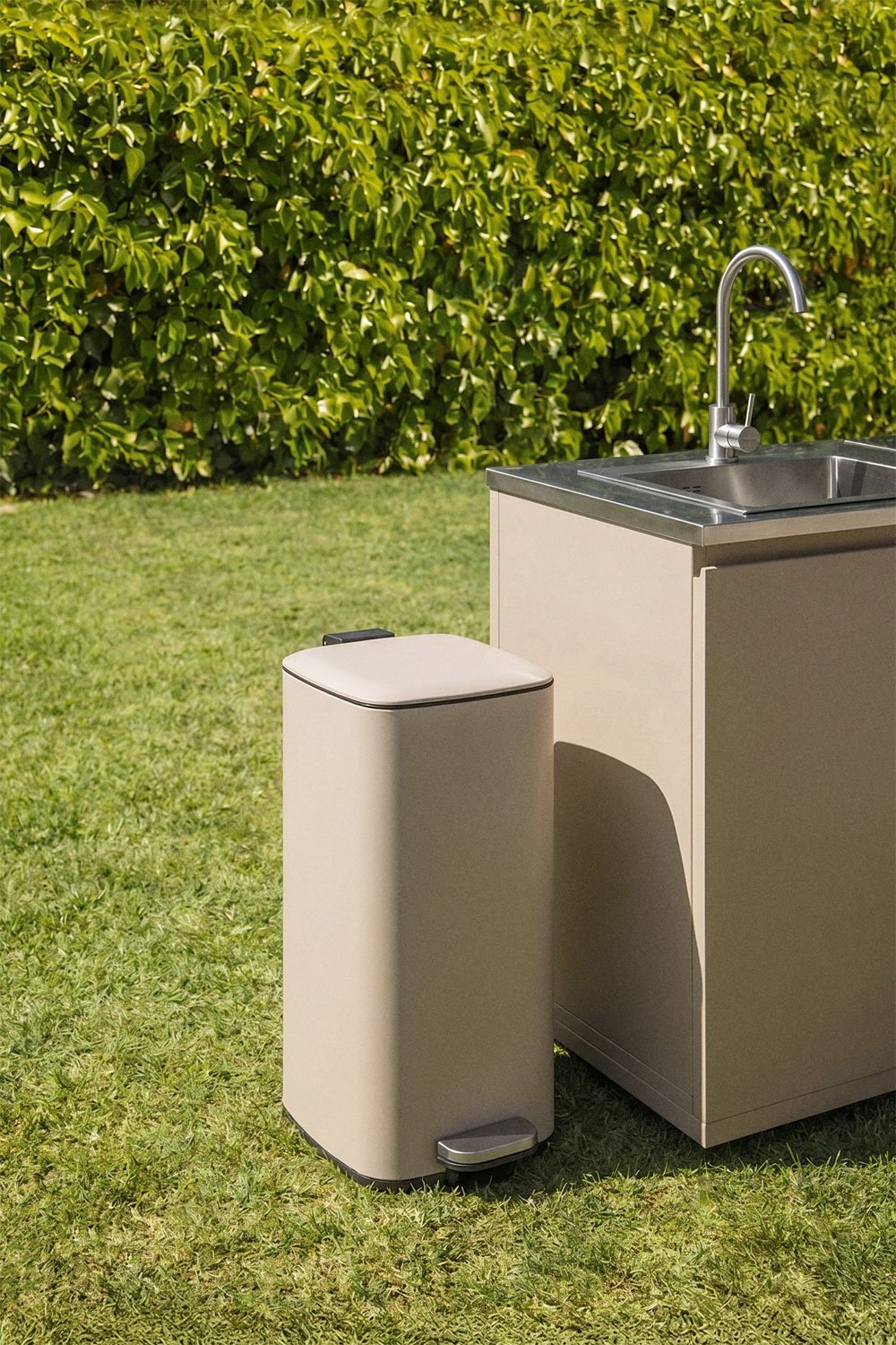 Outdoor pedal bin in Sosuina steel, gallery image 1