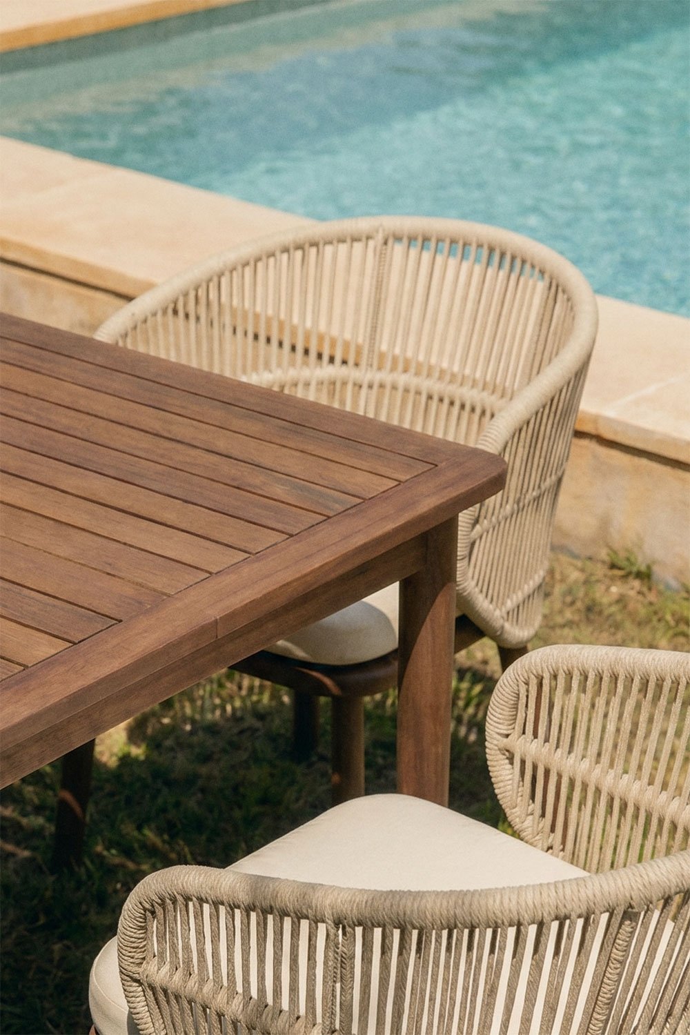 Karvia extendable table set 100-160x100 cm and 4 garden chairs in acacia wood and Capri braided rope, gallery image 2