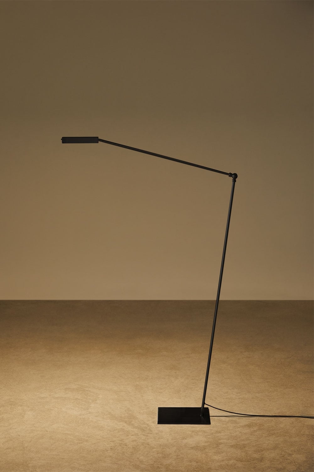 Valtyn LED metal floor lamp, gallery image 4