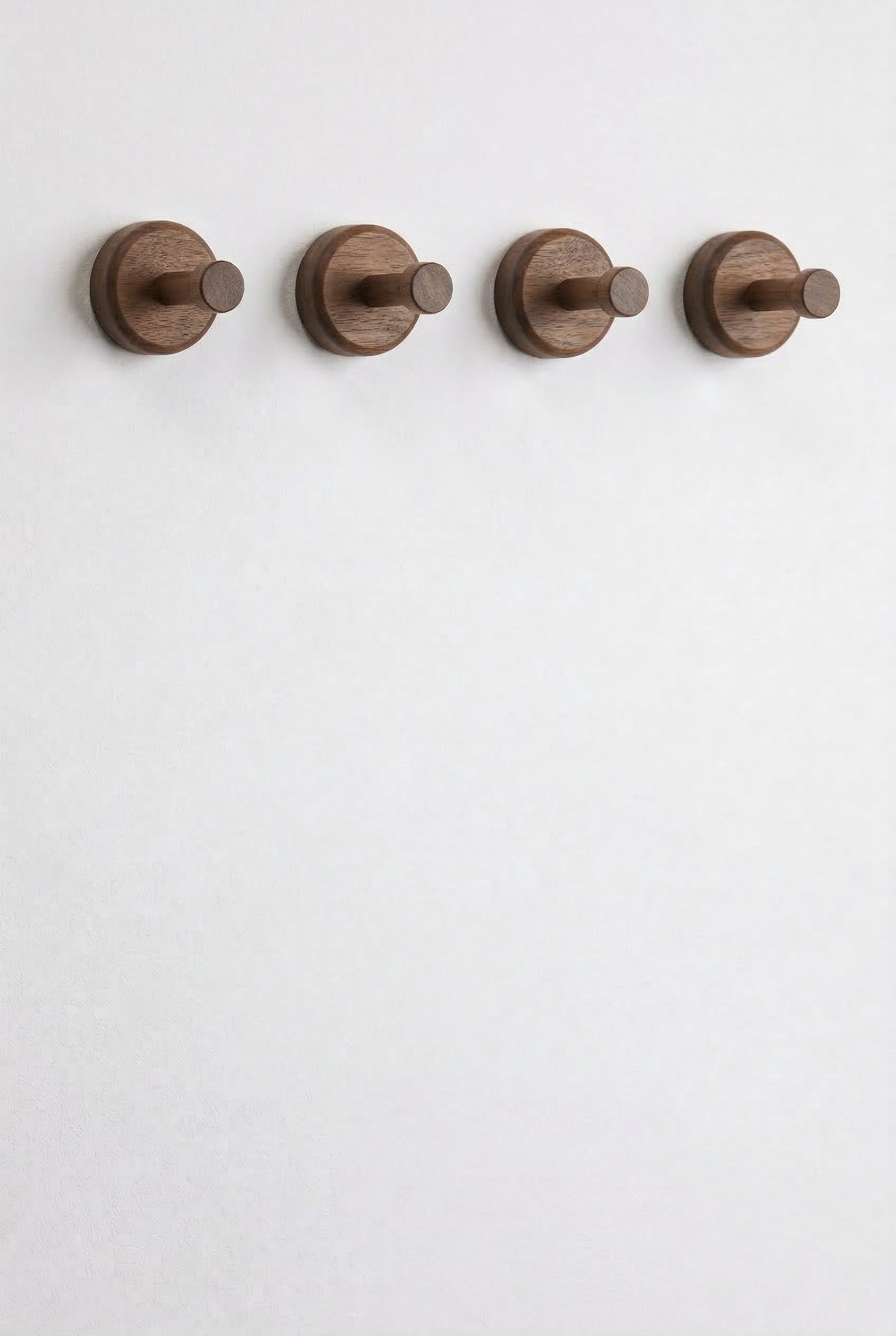 Set of 4 Daxro wooden wall hooks, gallery image 3