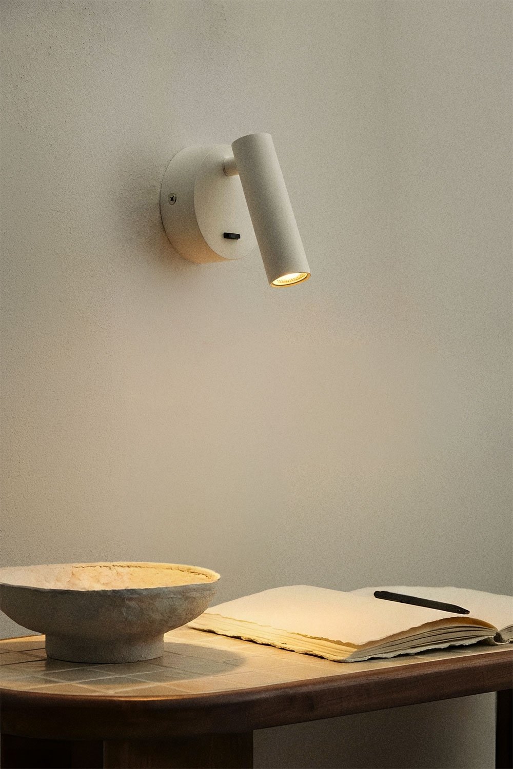 Keyne adjustable aluminum LED wall light, gallery image 1