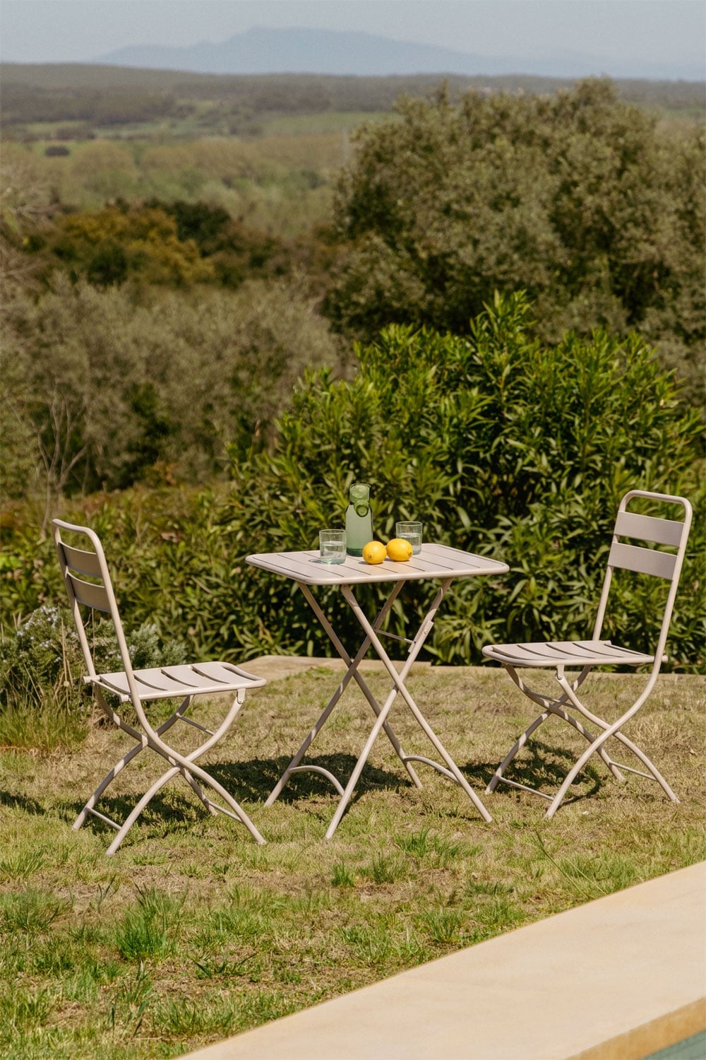 Square 60x60 cm table set with 2 folding garden chairs in steel Janti, gallery image 1