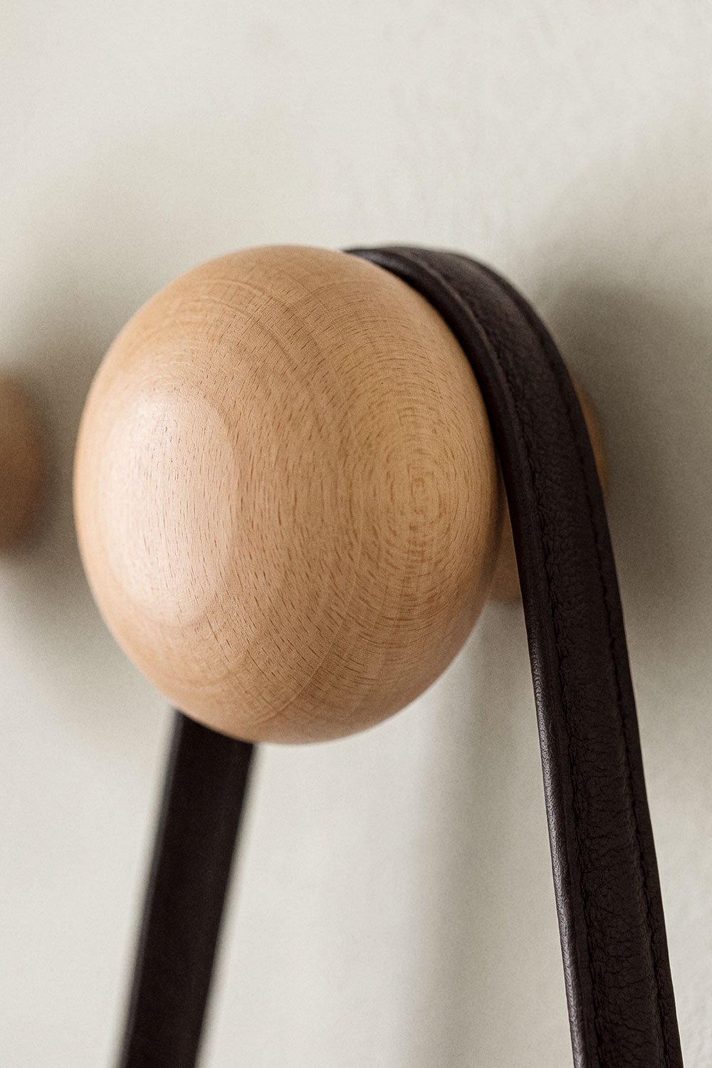 Pack of 4 wooden wall hooks Crel, gallery image 2