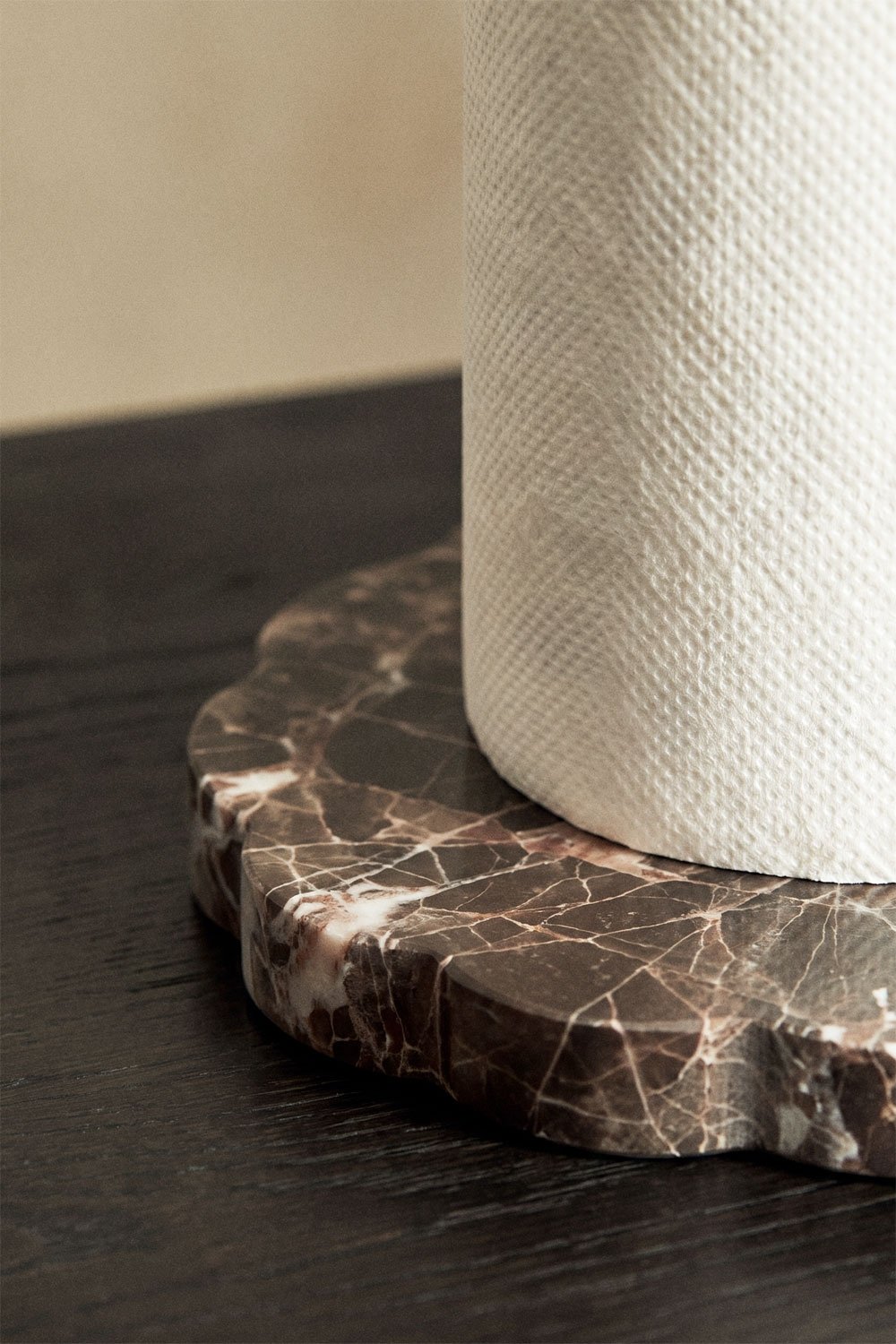 Acacia wood and marble kitchen paper towel holder Dazuni, gallery image 2