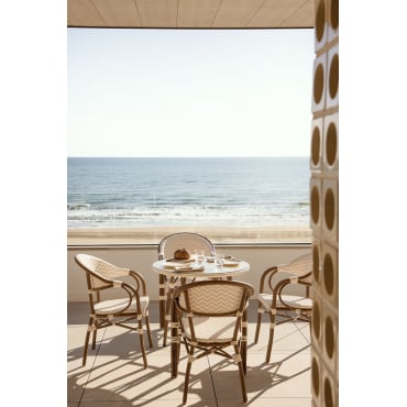 Set Composto Da Tavolo Rotondo Da 120 Cm In Cemento Noemi E 4 Sedie Da Giardino Marsha Con Braccioli In Alluminio E Rattan Sinte