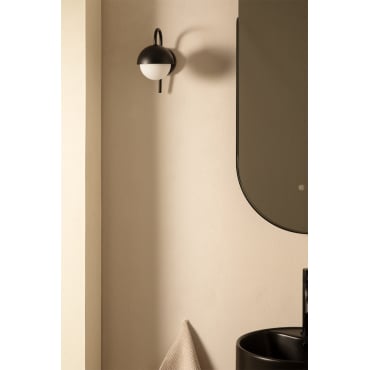 Lampada da parete in ferro, legno della gomma e vetro Ekaizy SKLUM