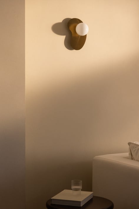 Lampada da parete in ferro con sfera in vetro Travis