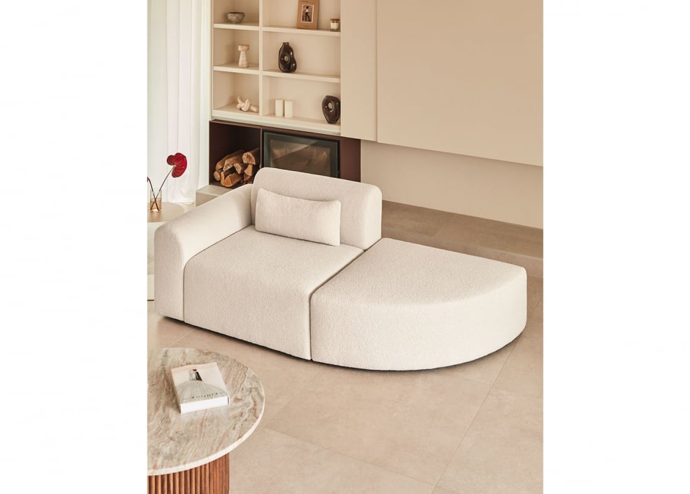 Divano componibile angolare sinistro in un unico pezzo con pouf triangolare in shearling Borjan
