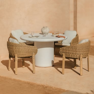 Set Tavolo Rotondo Ø120 Cm In Cemento Namara E 4 Sedie Da Giardino Con Braccioli In Legno Di Acacia Leilan Bianco - Sklum