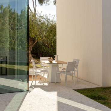 Set Tavolo Quadrato Inkeri 90x90 Cm In Alluminio E Legno Di Teak E 4 Sedie Da Giardino Impilabili Archer In Alluminio Legno Di Teak - Sklum