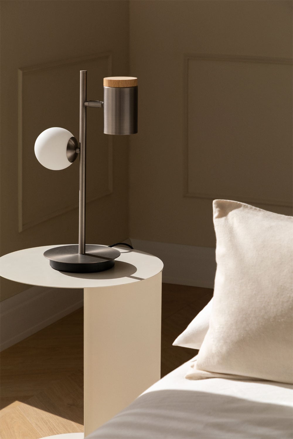 Lampada Da Comodino In Piuma Con Cristallo A Cuore – Paralume In Piume D'Oca, Base Metallica, Lampadina LED Inclusa (Calda, 3W), Taglia S