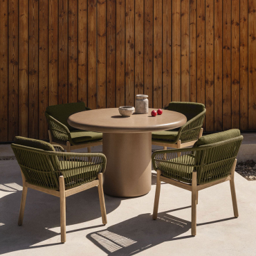 Set Tavolo Rotondo Ø120 Cm In Cemento Namara E 4 Sedie Da Giardino Con Braccioli In Legno Di Acacia Karvia Marrone Camel Chiaro & Bouclé - Sklum