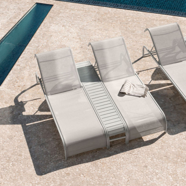 Set Di 2 Lettini Reclinabili E Tavolino In Acciaio Marietta Gardenia Bianco - Sklum