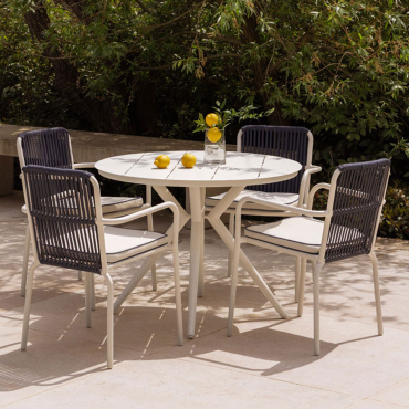 Set Tavolo Rotondo Ø100 Cm Valerie E 4 Sedie Da Giardino Con Braccioli In Alluminio Alberta Tapioca Beige & Blu Oltremare - Sklum