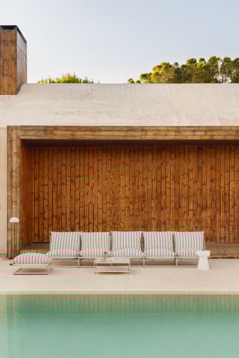 Set da giardino con divano modulare a 5 pezzi, tavolino laterale e pouf convertibili Amaro