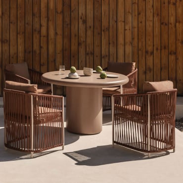 Set Composto Da Un Tavolo Rotondo Da 120 Cm In Cemento Namara E 4 Sedie Da Giardino Con Braccioli In Alluminio E Corda Intreccia Marrone Camel Chiaro