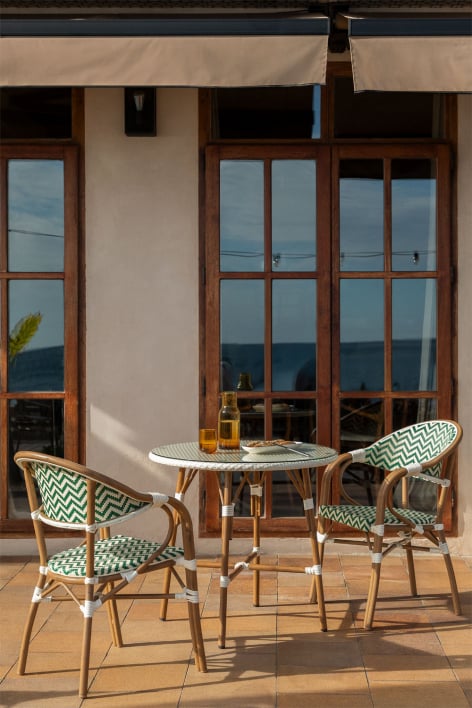 Set Brielle Bistro composto da tavolo rotondo da 80 cm e 2 sedie da giardino impilabili in alluminio con braccioli - Verde Felce - Gardenia Bianco