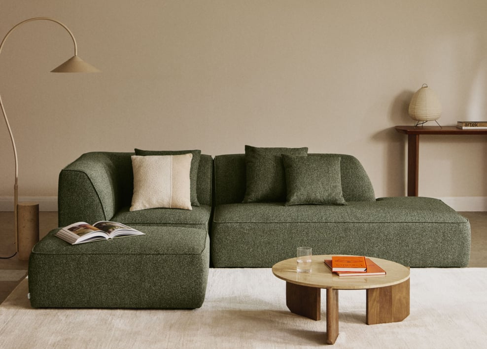 Divano angolare componibile Cardea 2 pezzi con chaise longue destra e pouf imbottito - Bouclé Verde Salvia