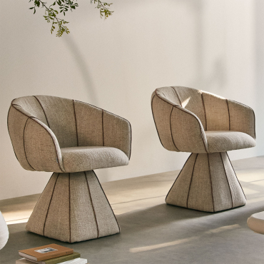 Set Di 2 Poltrone Girevoli Imbottite Tallin Bouclé Colori Naturali - Sklum