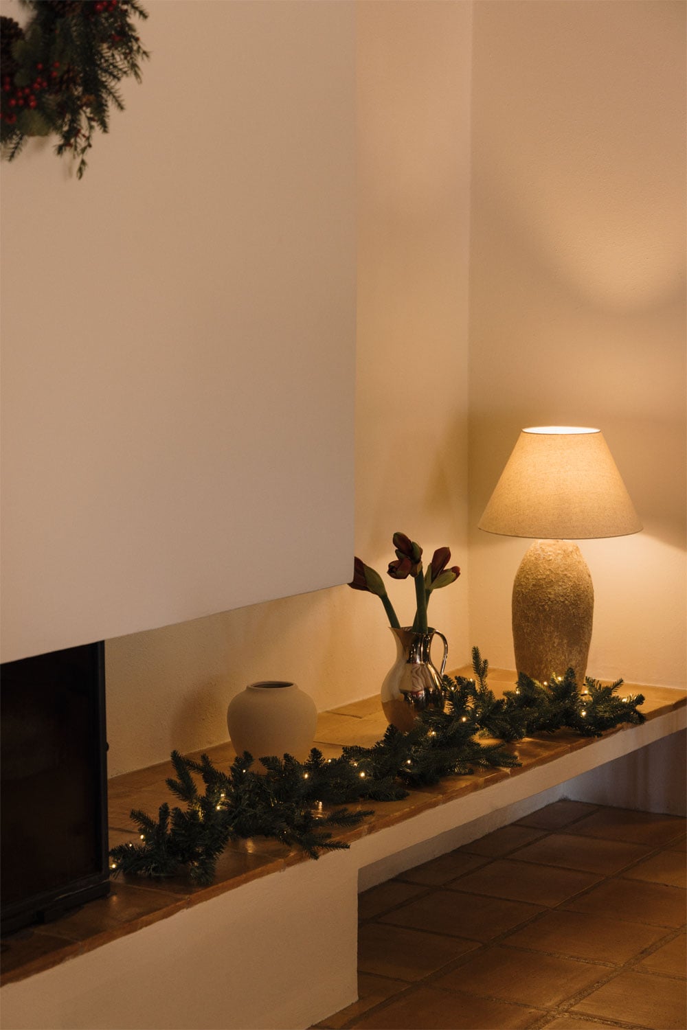 WeRChristmas Ghirlanda Natalizia Floccata Con 50 Luci LED Bianche Calde - 75 Cm Con Bacche Rosse E Funzione Timer