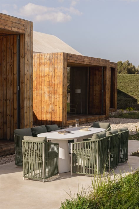 Set da tavolo ovale 220x95 cm in cemento Noemi e 8 sedie da giardino con braccioli in alluminio e corda intrecciata Sophie