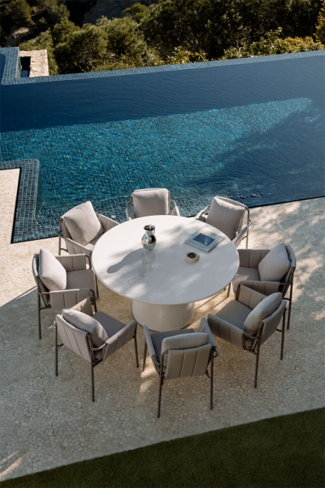 Set da tavolo rotondo Ø150 cm in cemento Numira e 8 sedie da giardino con braccioli imbottite e in acciaio Zunika