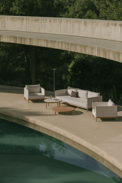 Set da giardino con divano a 3 posti, 2 poltrone e 2 tavolini rotondi in legno di acacia Olivia - Marrone Acacia Chiaro - Bianco Gardenia