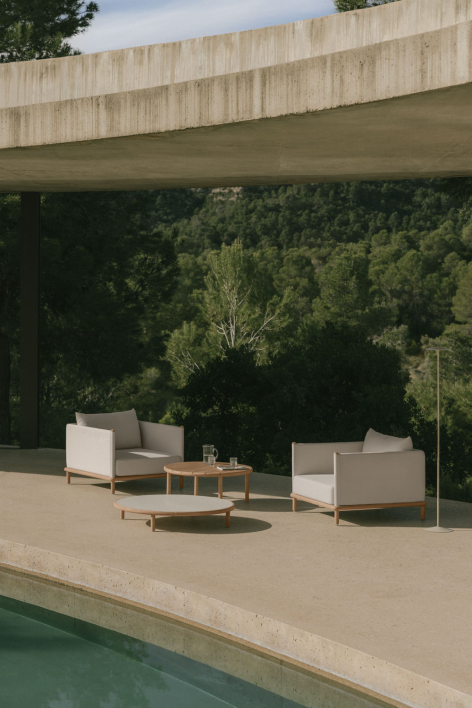 Set da giardino con 2 poltrone e 2 tavolini rotondi in legno di acacia Olivia - Bianco Gardenia - Marrone Acacia Chiaro