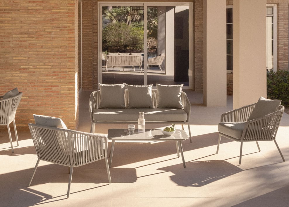 Set da giardino con divano 2 posti, 2 poltrone in corda intrecciata e tavolino Arhiza - Moka Brown