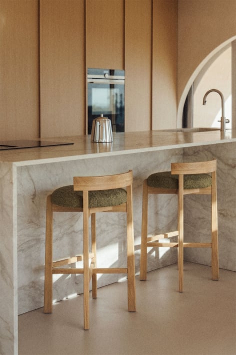 Sgabello alto 75 cm in legno di rovere finitura naturale e tessuto bouclé verde army Manila - Bouclé Verde Salvia
