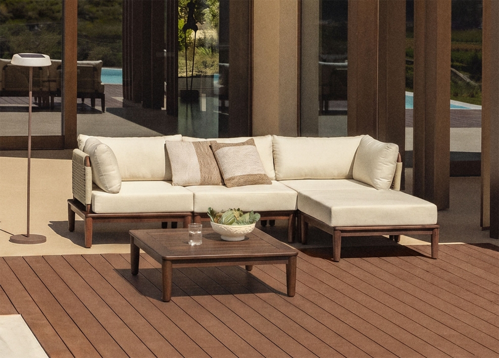 Set da giardino con divano modulare a 3 pezzi con 2 poltrone angolari, tavolino da caffè e pouf in acacia Giulia
