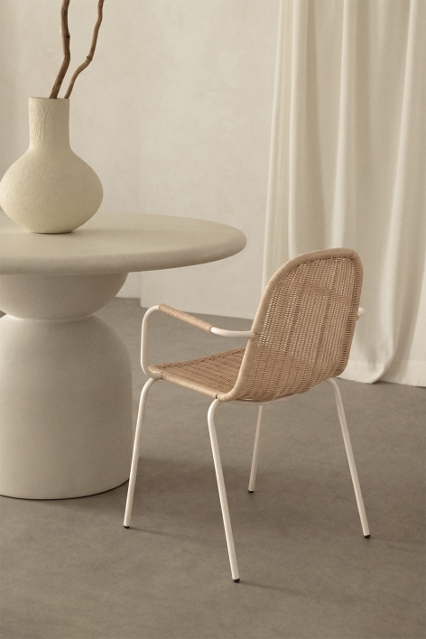 Sedia da pranzo impilabile con braccioli in rattan sintetico Reiven - Tapioca Beige
