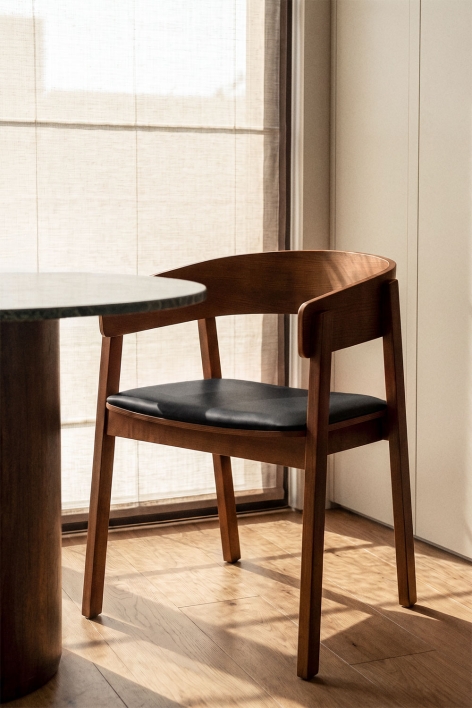 Sedia da pranzo con braccioli in legno di rovere Olsen - Similpelle Nero