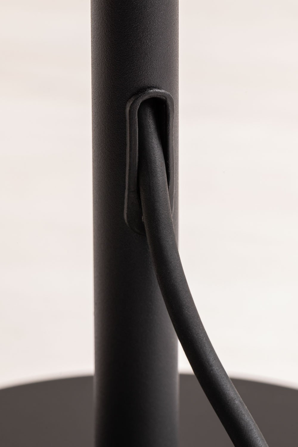 Lampada da tavolo per esterni effetto legno in polietilene Bissel, immagine della galleria 6