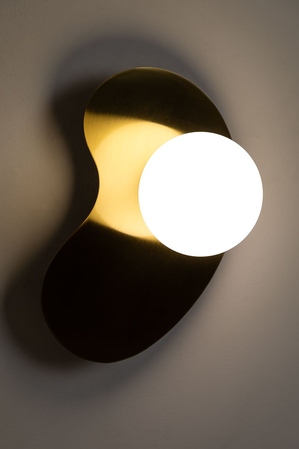 Lampada da parete in ferro con sfera in vetro Travis, immagine della galleria 3