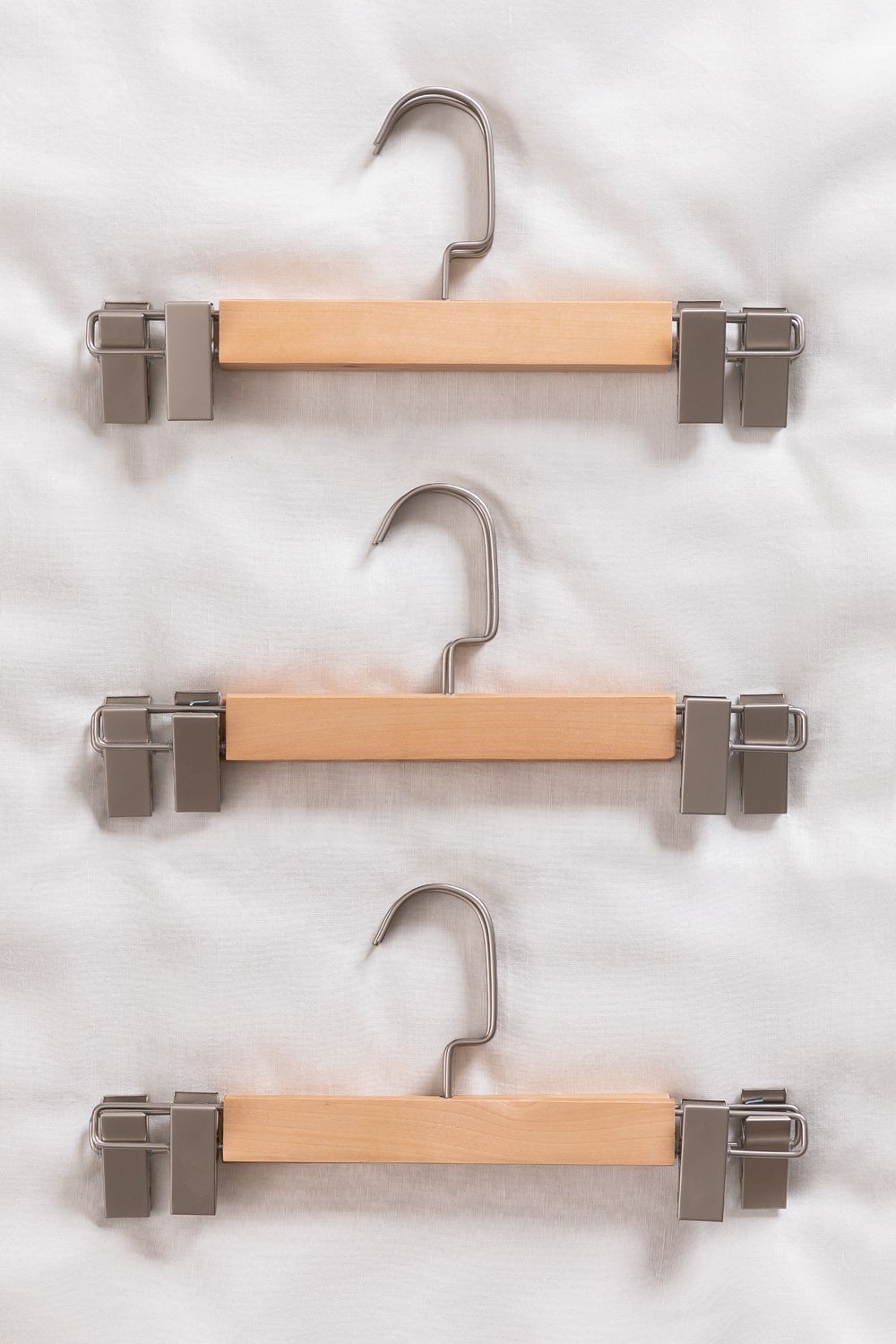 Set di 6 grucce in legno Rita con clip, immagine della galleria 1