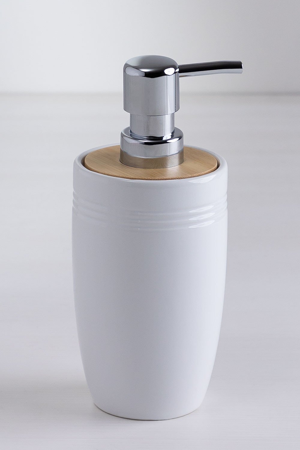 Dispenser di sapone in ceramica e bambù Perkyn, immagine della galleria 1