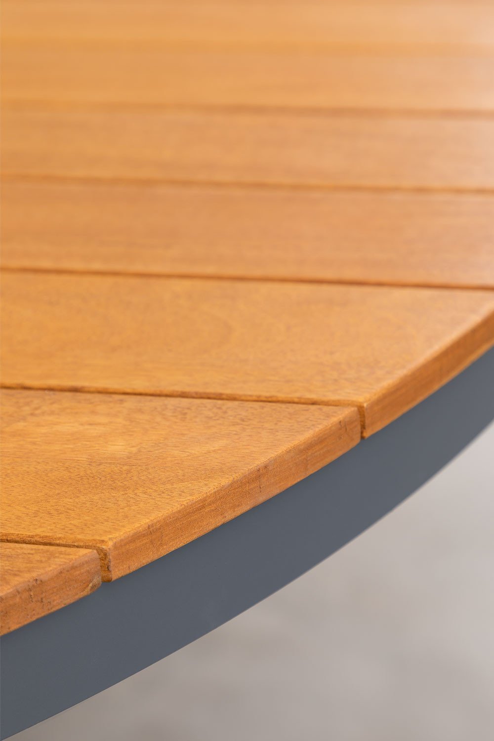 Set da tavolo rotondo Ø140 cm in legno di eucalipto e 6 sedie da giardino impilabili in alluminio Archer, immagine della galleria 5