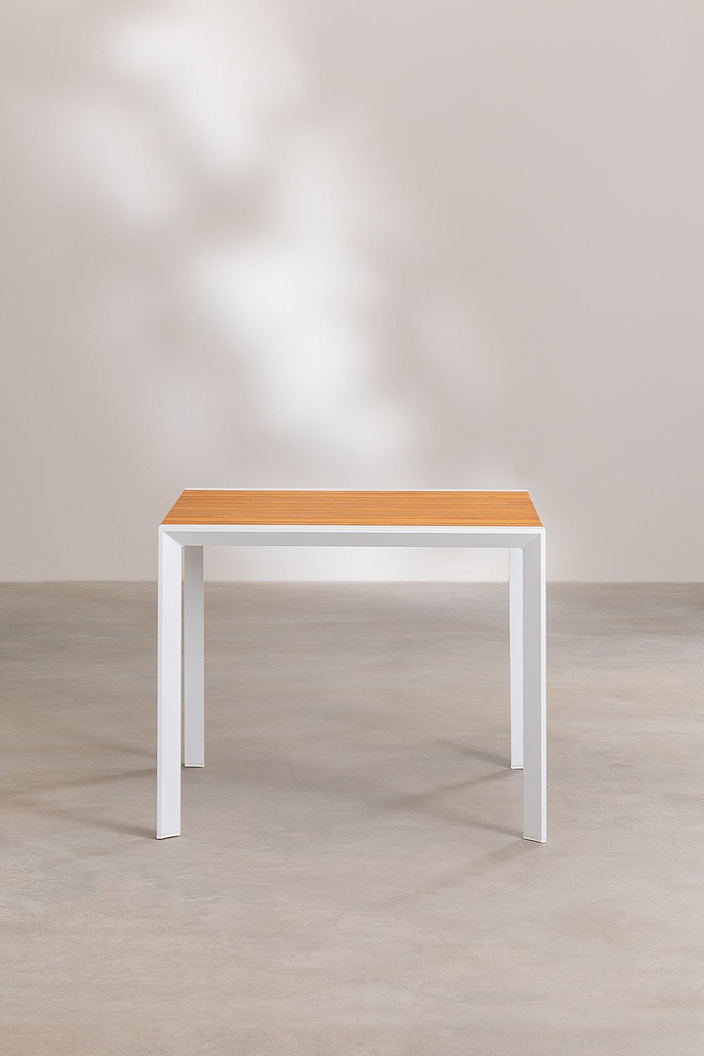 Set da tavolo quadrato 90x90 cm in legno di eucalipto Archer Classic e 4 sedie da giardino impilabili in alluminio Archer, immagine della galleria 5