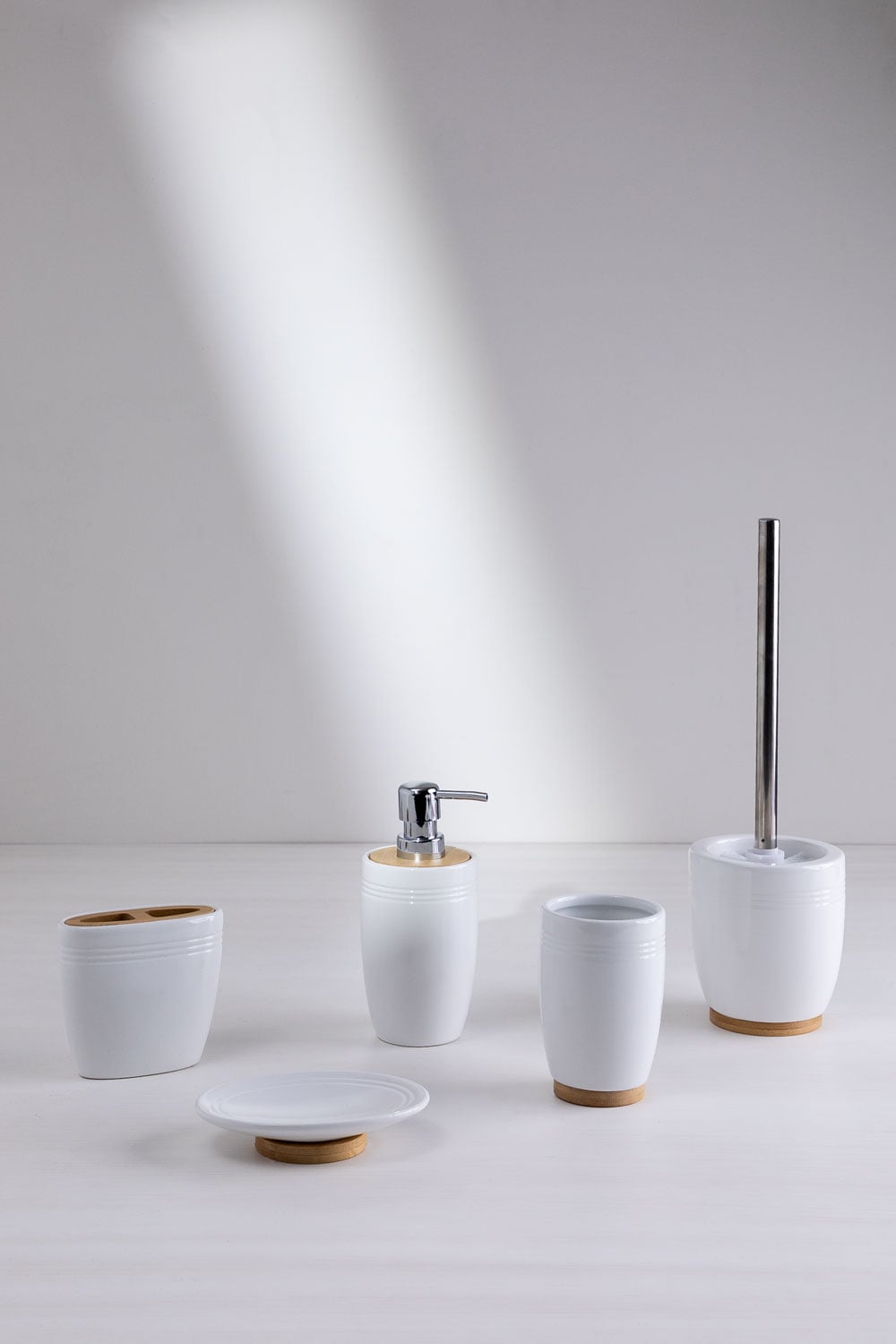 Dispenser di sapone in ceramica e bambù Perkyn, immagine della galleria 5