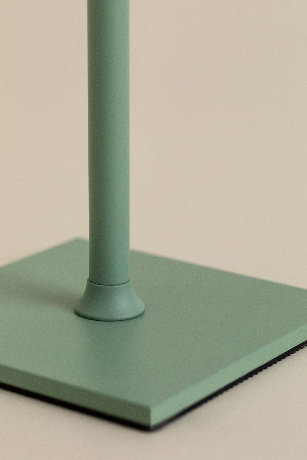 Lampada da tavolo LED wireless in ferro Bolvir, immagine della galleria 6