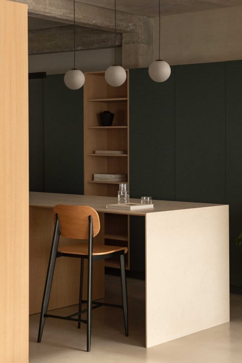 Sgabello alto 65 cm in impiallacciatura di rovere e gambe nere And