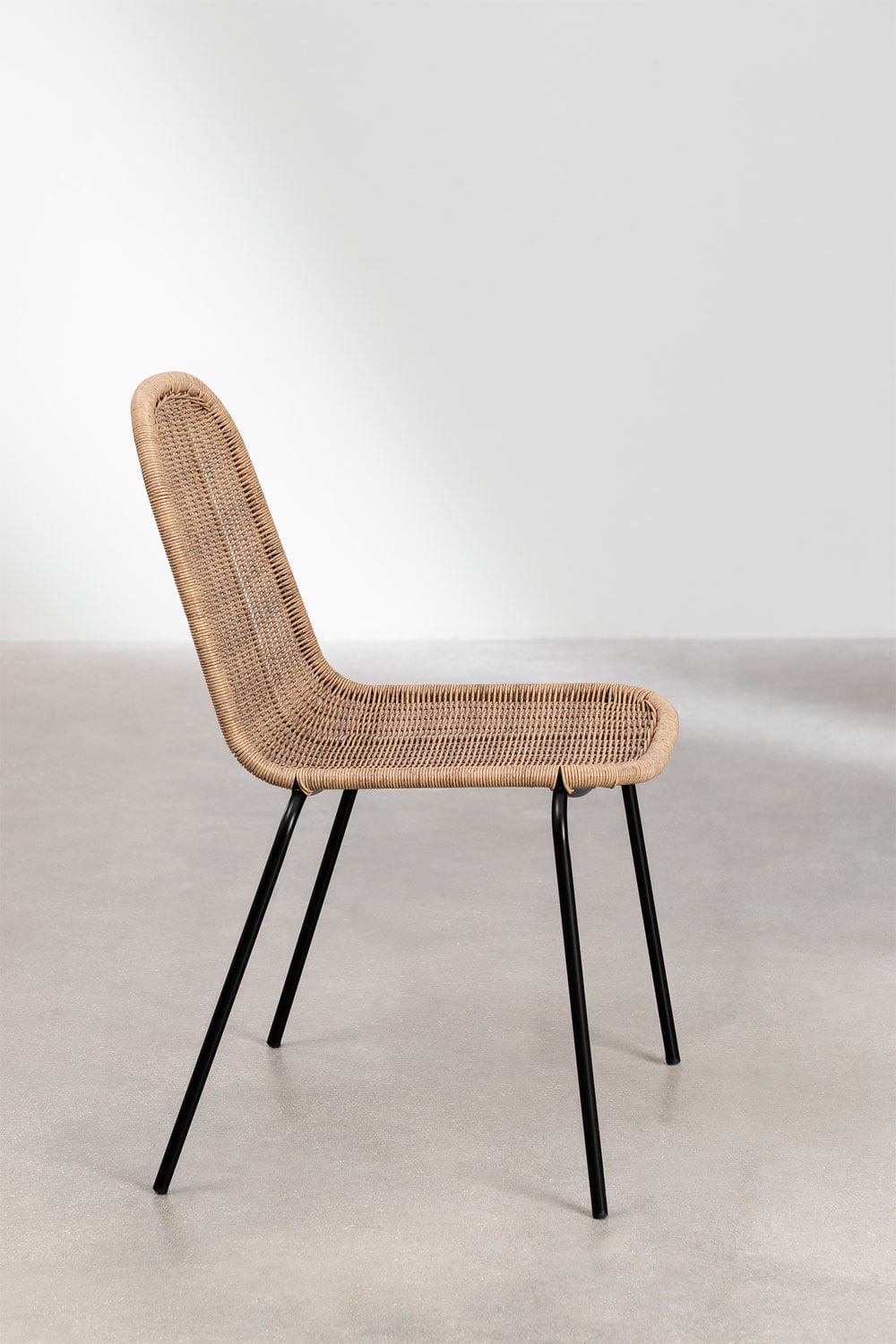Tavolo in vetro e rattan vimini sedia sedile. Arredamento in vimini rattan tabella due sedie vicino alla finestra sul balcone Foto stock
