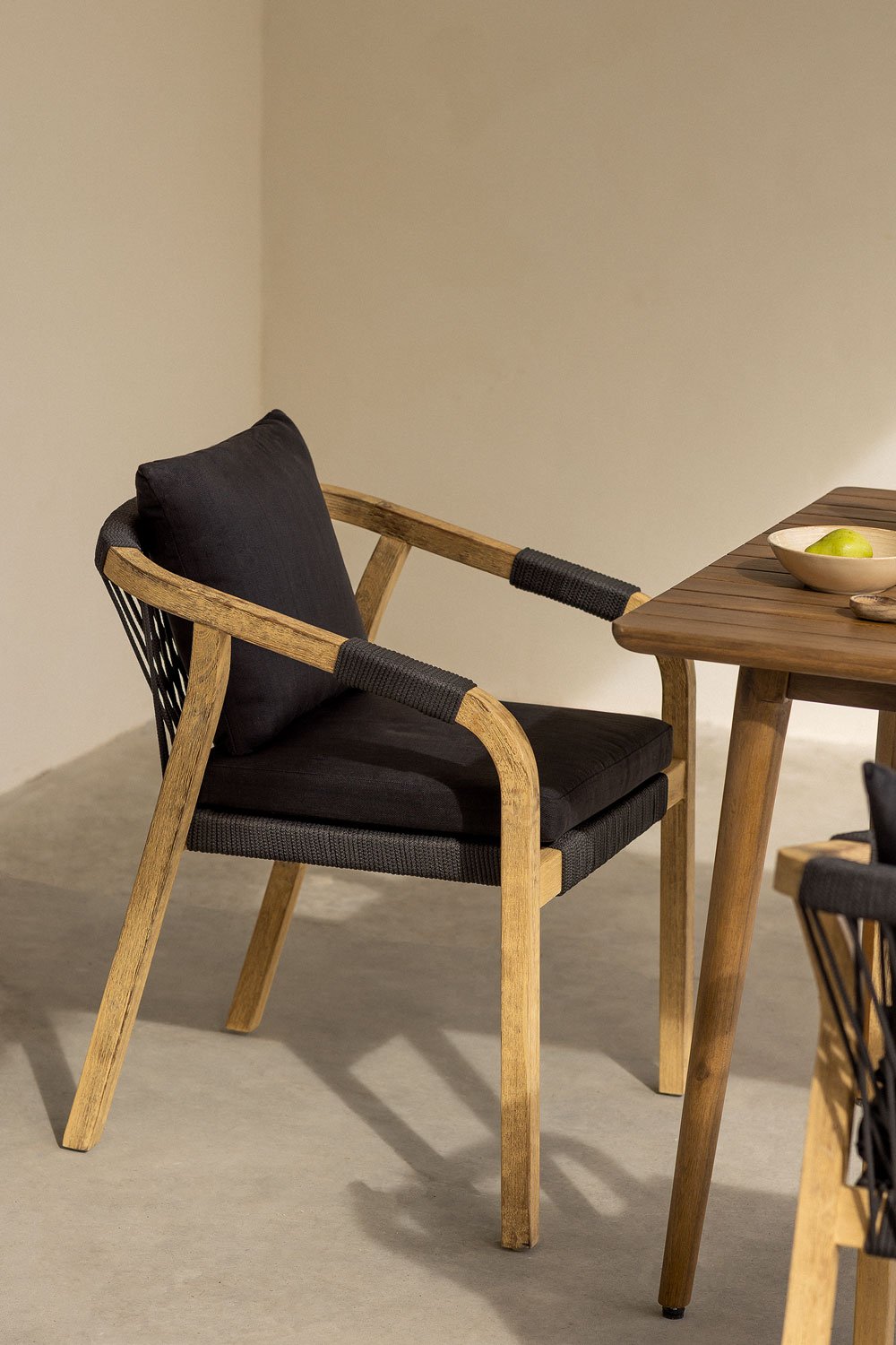 Confezione da 2 sedie da giardino con braccioli in legno di acacia Dubai, immagine della galleria 1