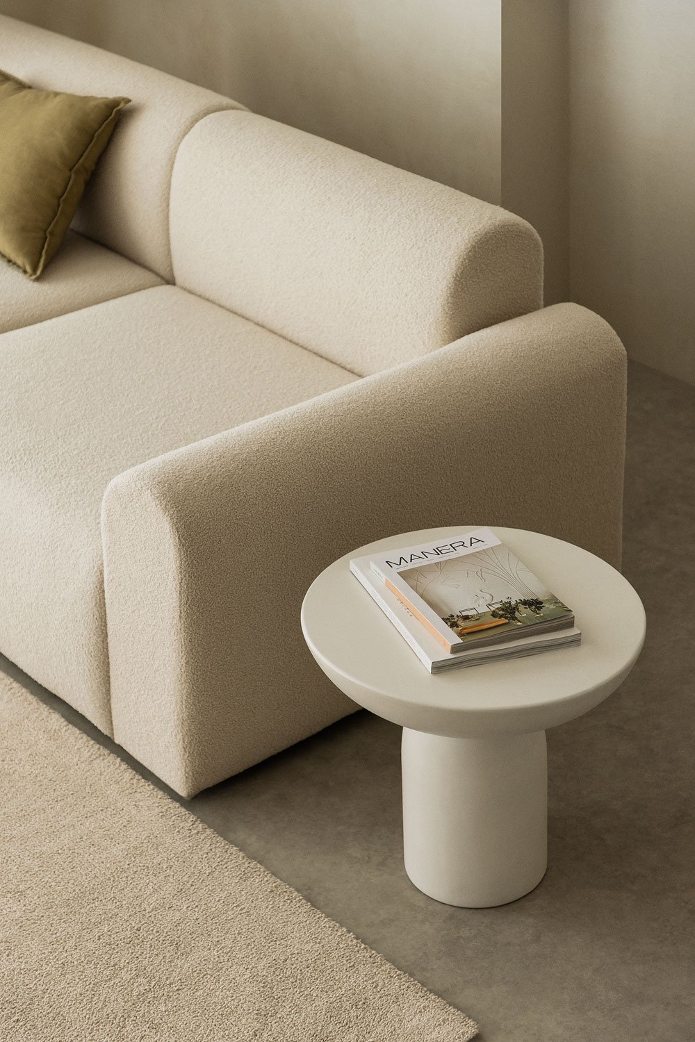 Tavolino laterale rotondo Ø50 cm in cemento Zenadia, immagine della galleria 2