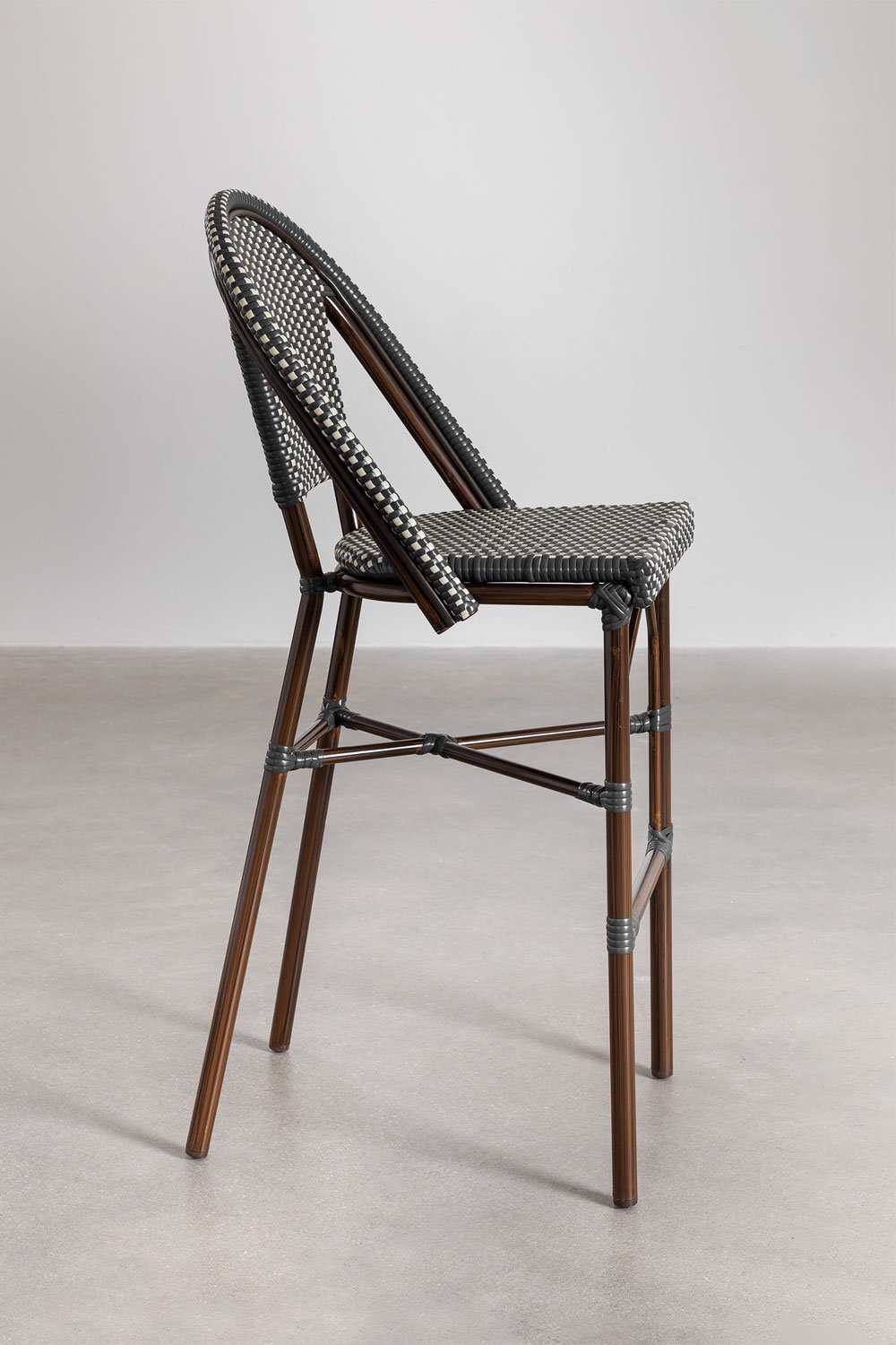 Sgabello alto impilabile con schienale in alluminio e rattan sintetico Brielle Bistro, immagine della galleria 2